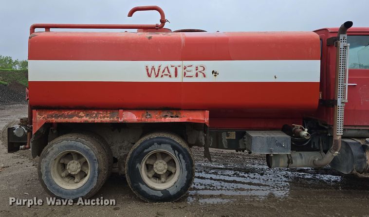 image for item DT6823 1989 Ford LT8000 water truck