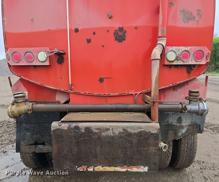 image for item DT6823 1989 Ford LT8000 water truck