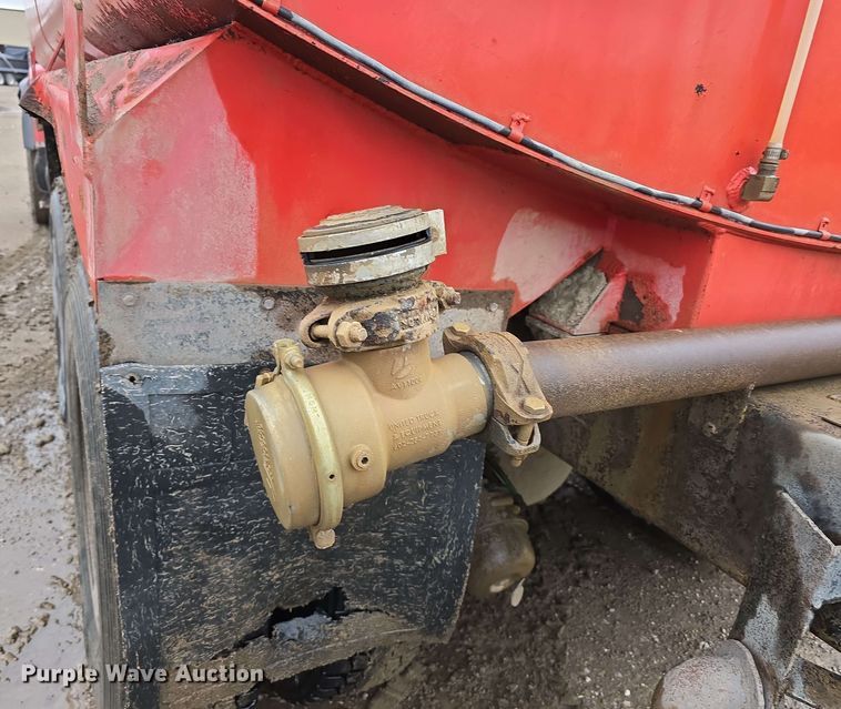 image for item DT6823 1989 Ford LT8000 water truck