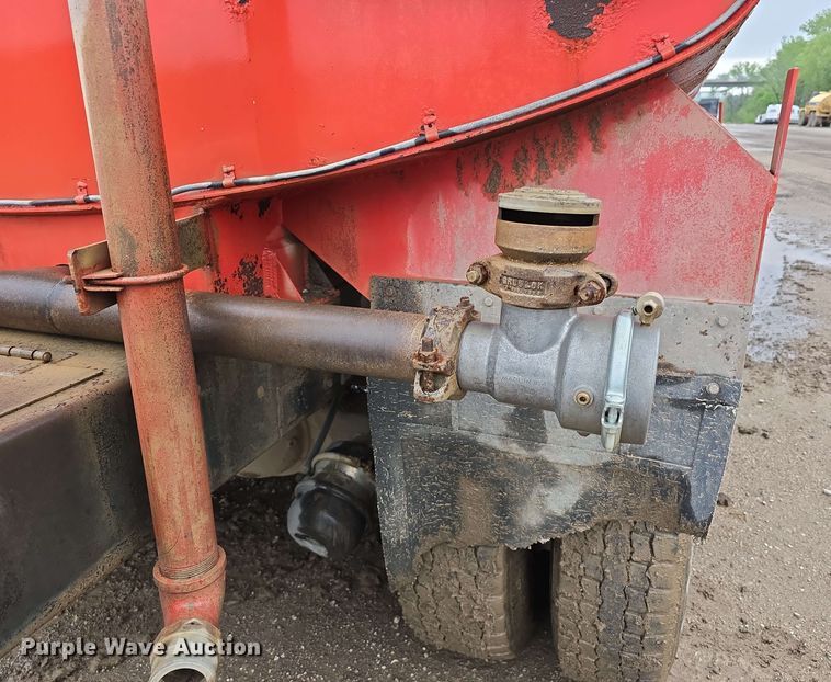 image for item DT6823 1989 Ford LT8000 water truck