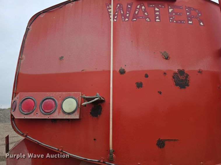 image for item DT6823 1989 Ford LT8000 water truck