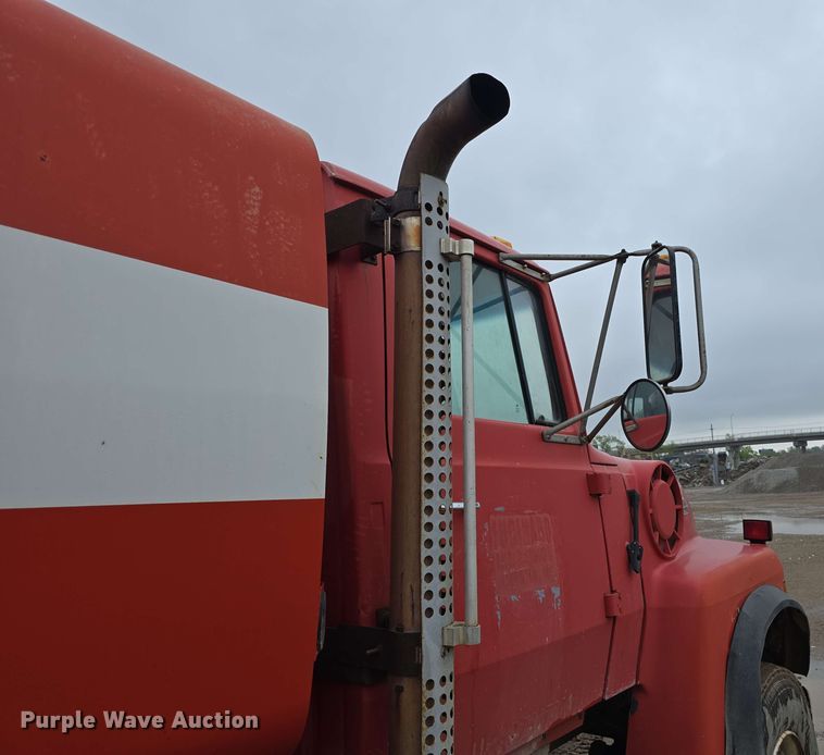 image for item DT6823 1989 Ford LT8000 water truck