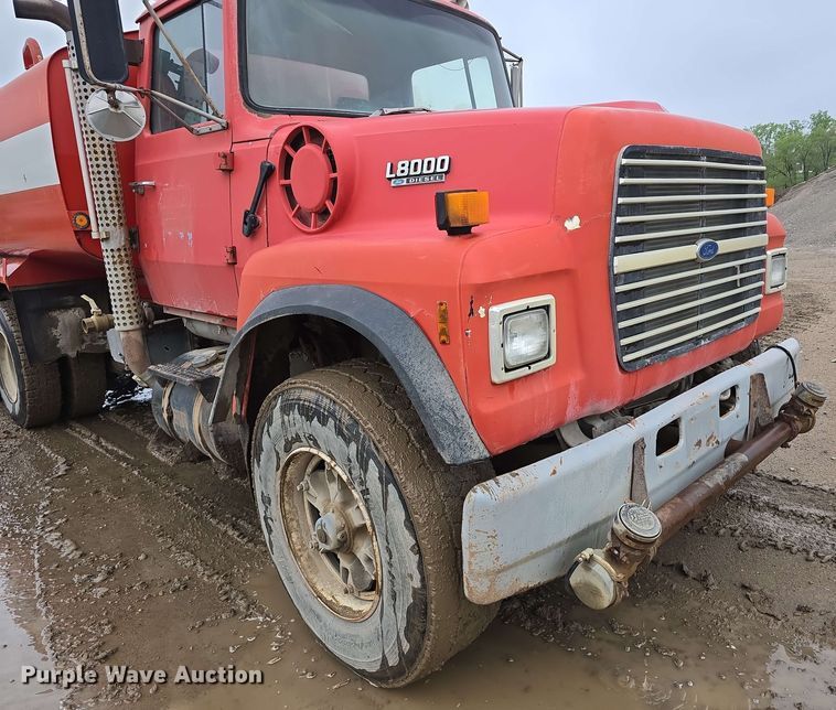 image for item DT6823 1989 Ford LT8000 water truck