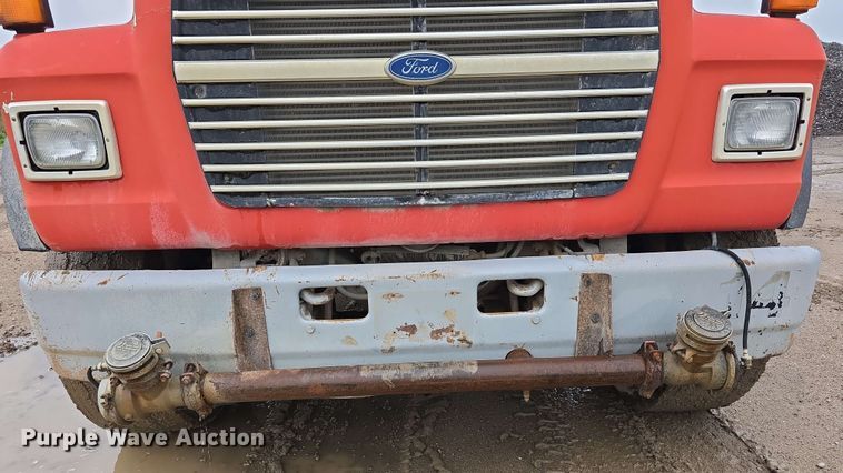 image for item DT6823 1989 Ford LT8000 water truck