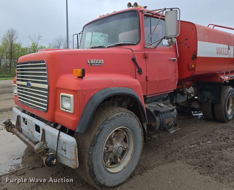 image for item DT6823 1989 Ford LT8000 water truck
