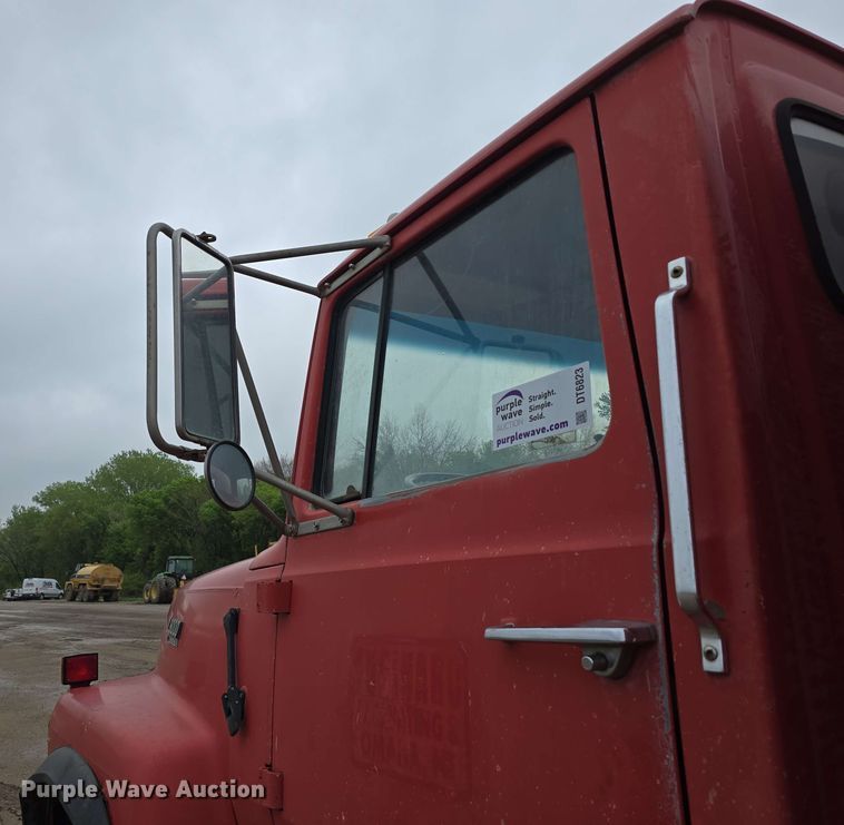 image for item DT6823 1989 Ford LT8000 water truck