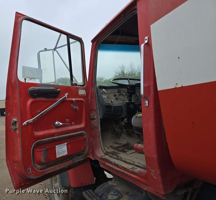 image for item DT6823 1989 Ford LT8000 water truck