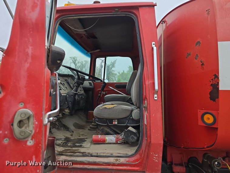 image for item DT6823 1989 Ford LT8000 water truck