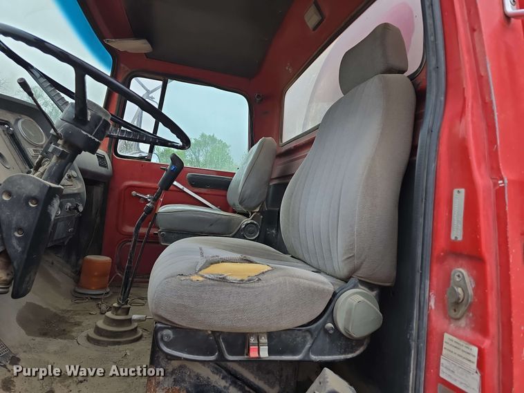 image for item DT6823 1989 Ford LT8000 water truck