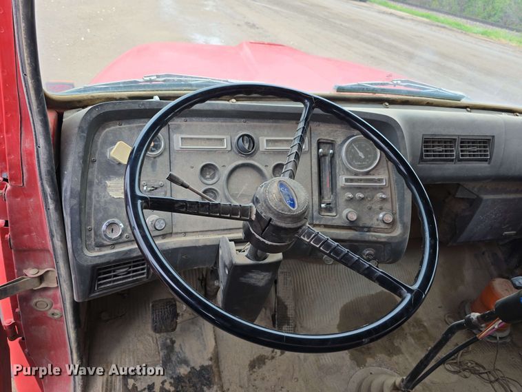 image for item DT6823 1989 Ford LT8000 water truck