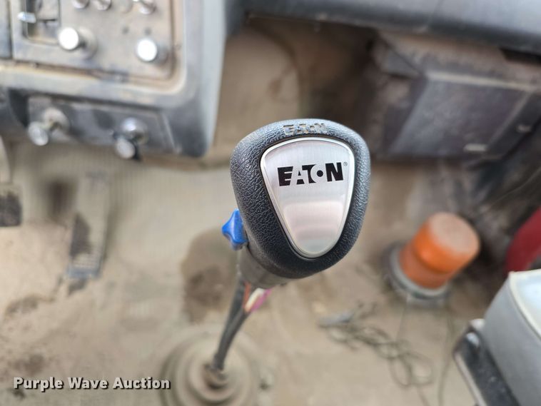 image for item DT6823 1989 Ford LT8000 water truck