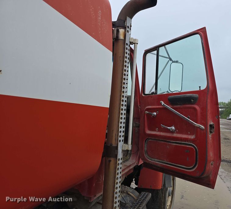 image for item DT6823 1989 Ford LT8000 water truck