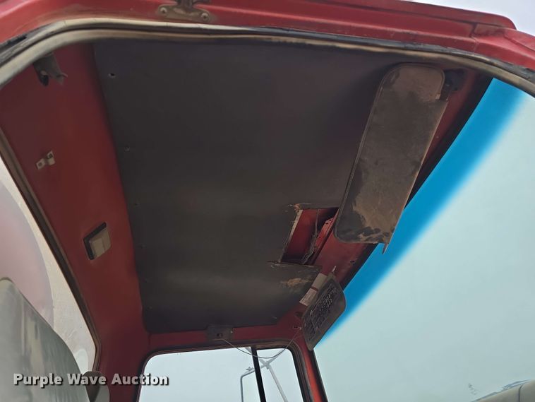 image for item DT6823 1989 Ford LT8000 water truck