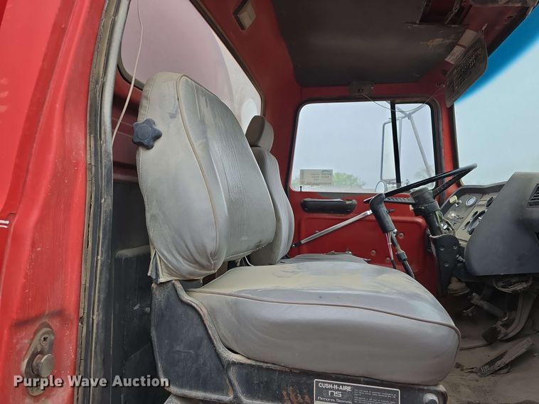 image for item DT6823 1989 Ford LT8000 water truck