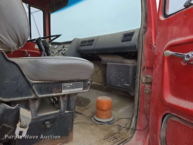 image for item DT6823 1989 Ford LT8000 water truck