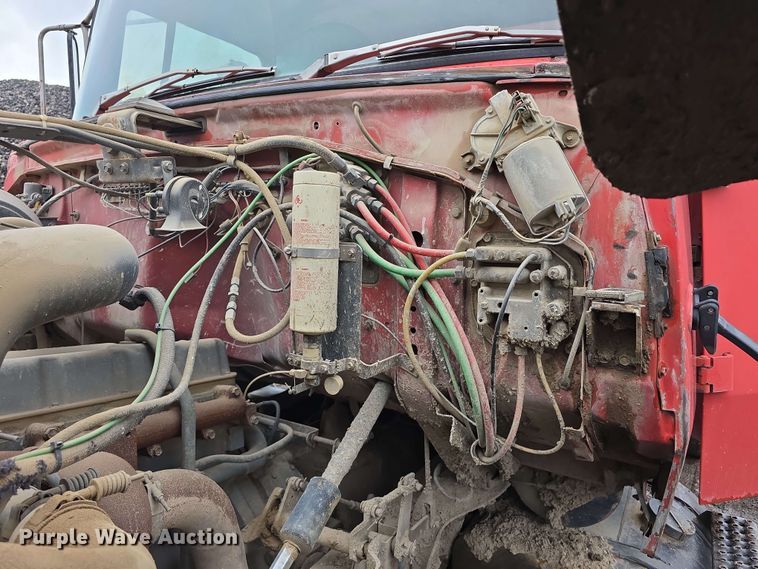 image for item DT6823 1989 Ford LT8000 water truck