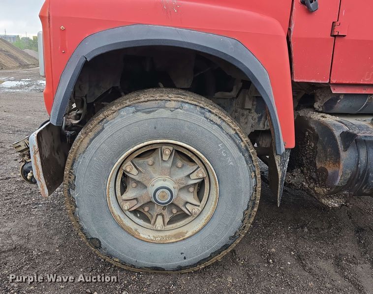 image for item DT6823 1989 Ford LT8000 water truck