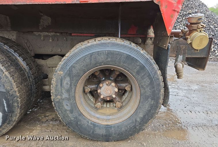 image for item DT6823 1989 Ford LT8000 water truck