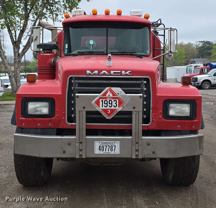 image for item DT6827 2000 Mack RD690S fuel / lube truck