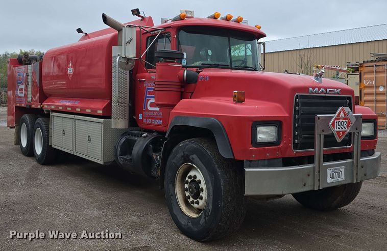 image for item DT6827 2000 Mack RD690S fuel / lube truck