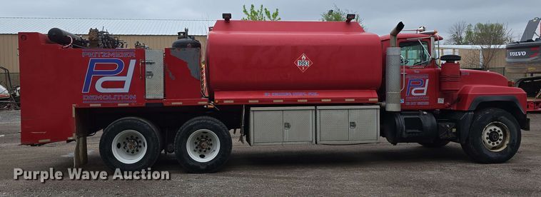 image for item DT6827 2000 Mack RD690S fuel / lube truck