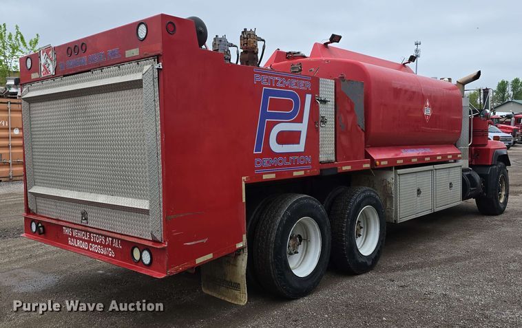 image for item DT6827 2000 Mack RD690S fuel / lube truck