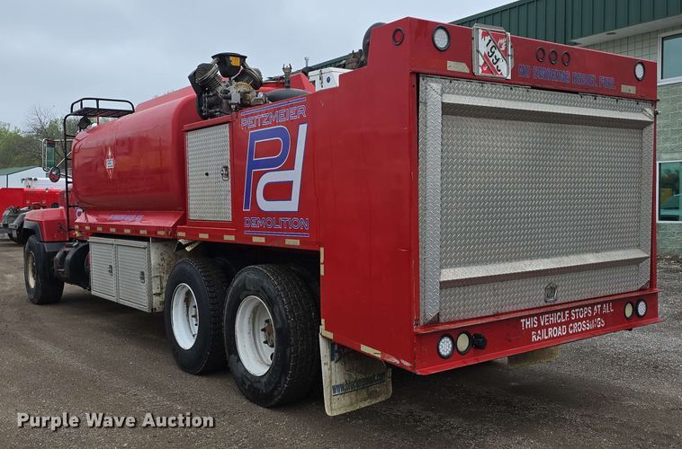 image for item DT6827 2000 Mack RD690S fuel / lube truck