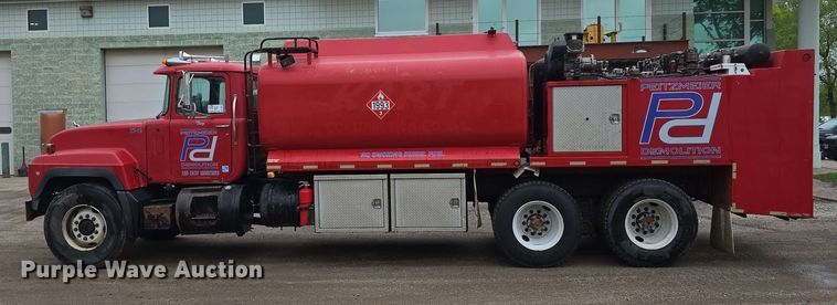 image for item DT6827 2000 Mack RD690S fuel / lube truck