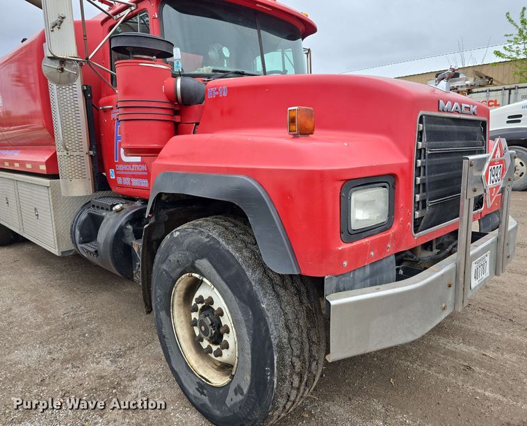 image for item DT6827 2000 Mack RD690S fuel / lube truck