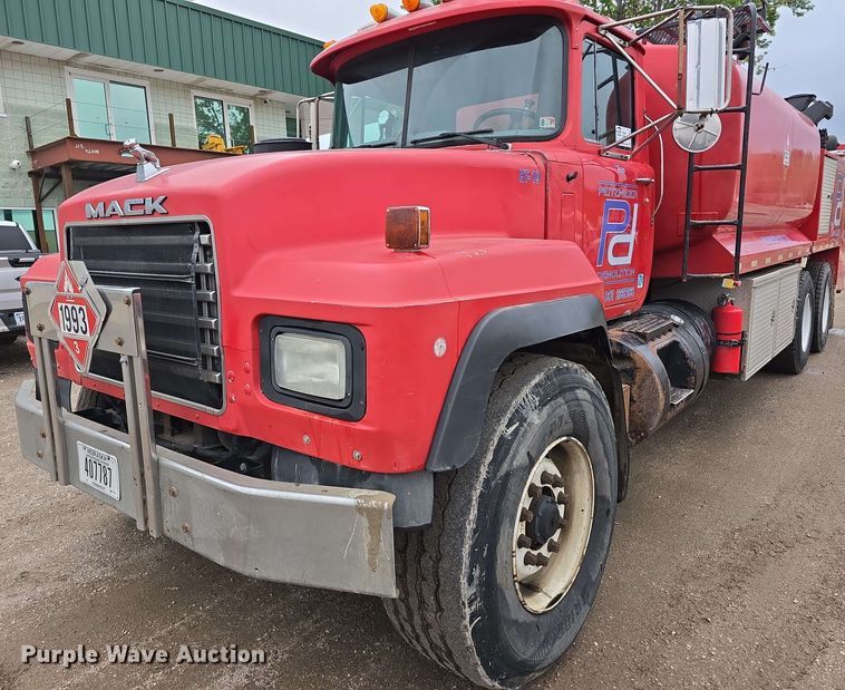 image for item DT6827 2000 Mack RD690S fuel / lube truck