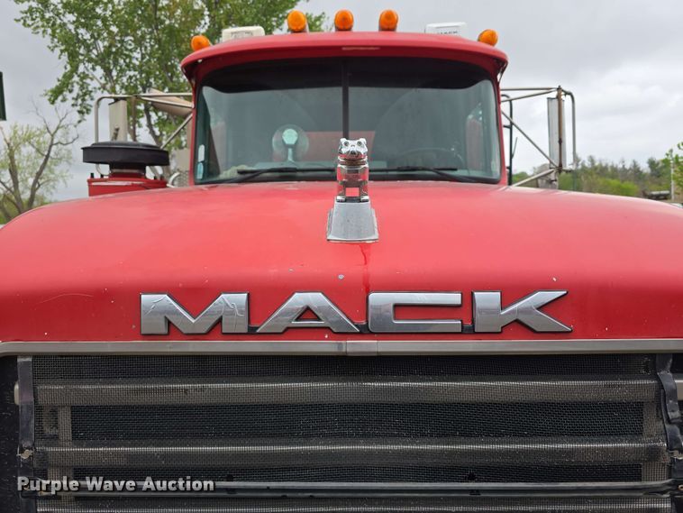 image for item DT6827 2000 Mack RD690S fuel / lube truck