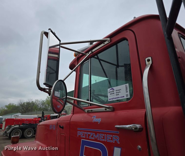 image for item DT6827 2000 Mack RD690S fuel / lube truck