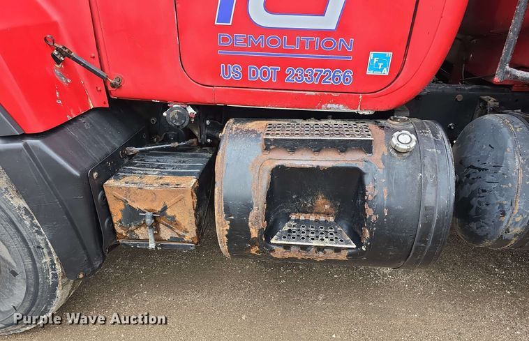 image for item DT6827 2000 Mack RD690S fuel / lube truck