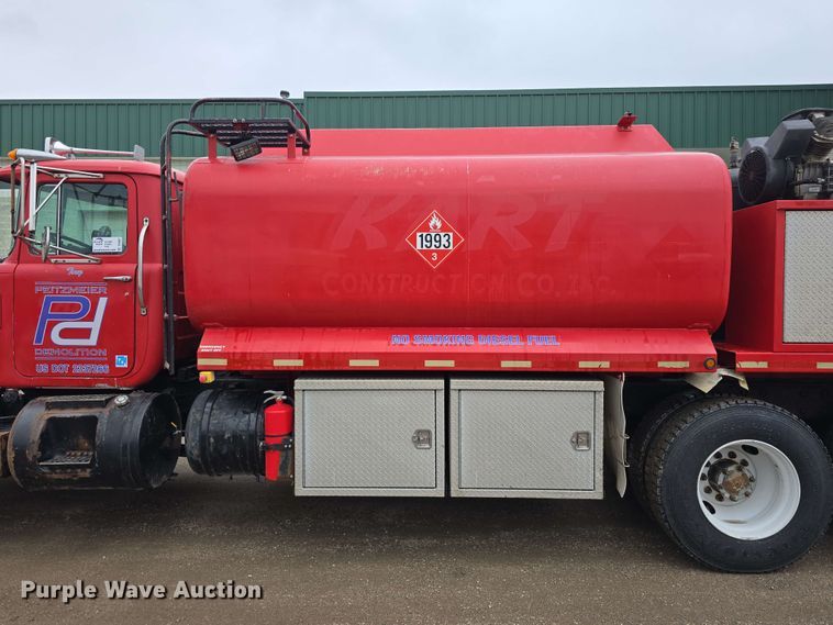 image for item DT6827 2000 Mack RD690S fuel / lube truck