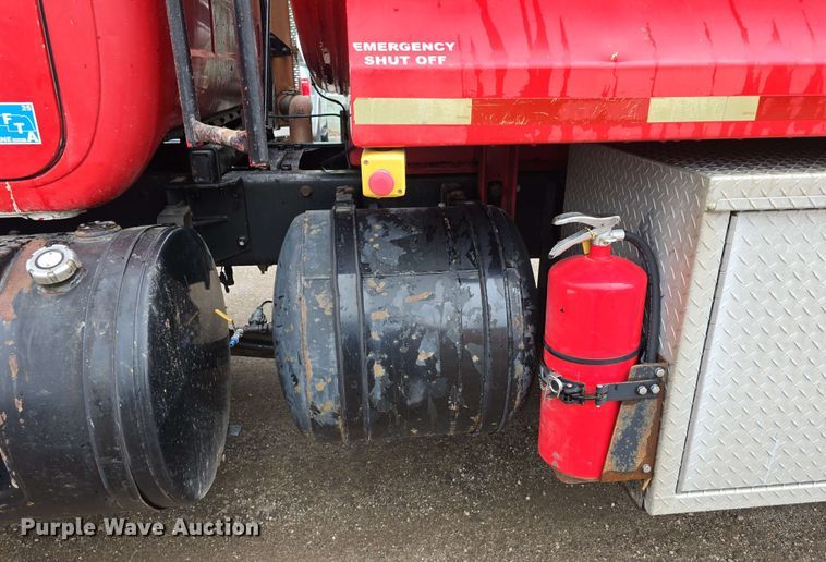 image for item DT6827 2000 Mack RD690S fuel / lube truck