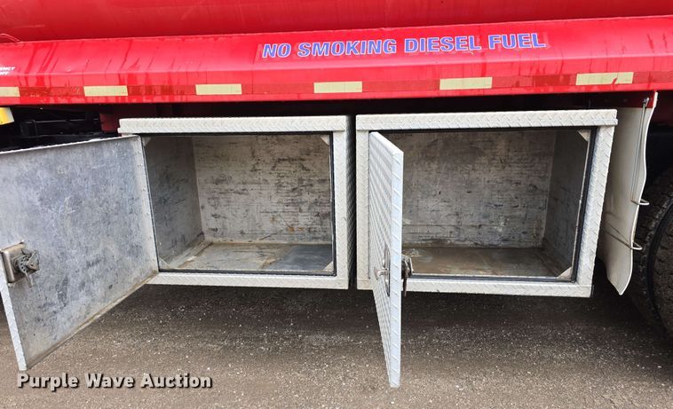 image for item DT6827 2000 Mack RD690S fuel / lube truck