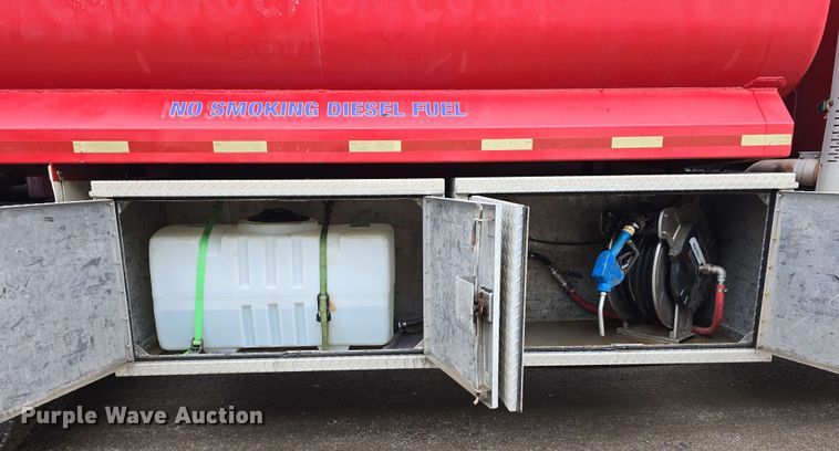 image for item DT6827 2000 Mack RD690S fuel / lube truck