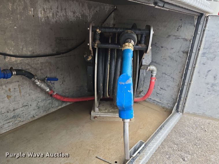 image for item DT6827 2000 Mack RD690S fuel / lube truck