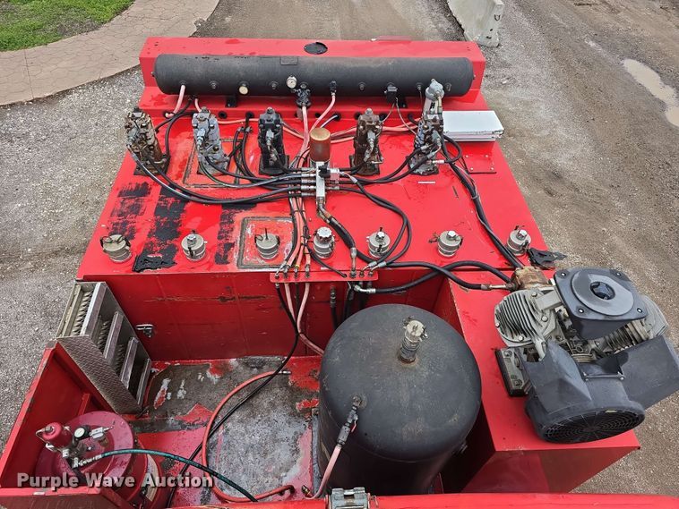 image for item DT6827 2000 Mack RD690S fuel / lube truck