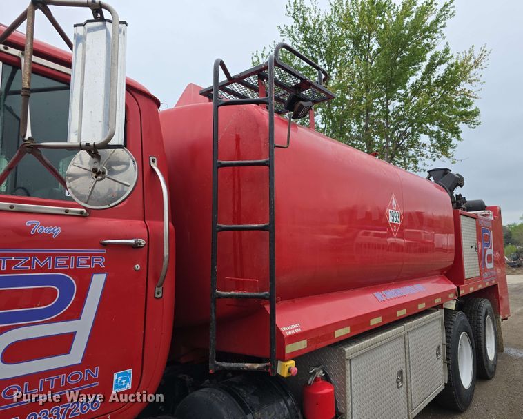 image for item DT6827 2000 Mack RD690S fuel / lube truck