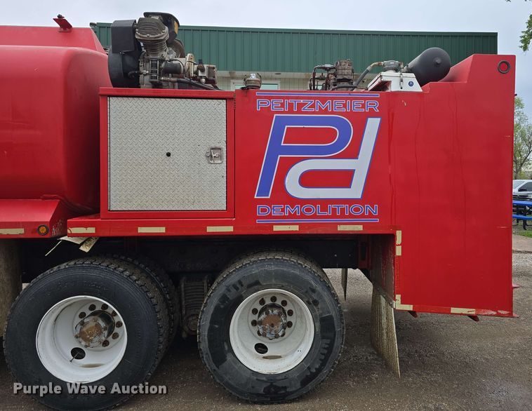 image for item DT6827 2000 Mack RD690S fuel / lube truck