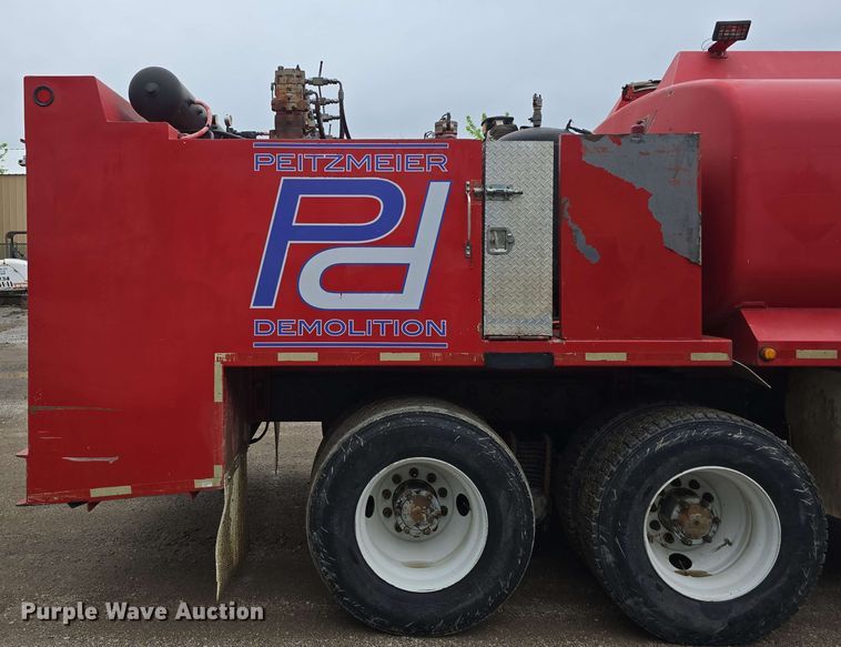 image for item DT6827 2000 Mack RD690S fuel / lube truck