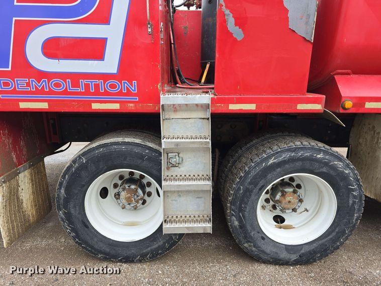 image for item DT6827 2000 Mack RD690S fuel / lube truck