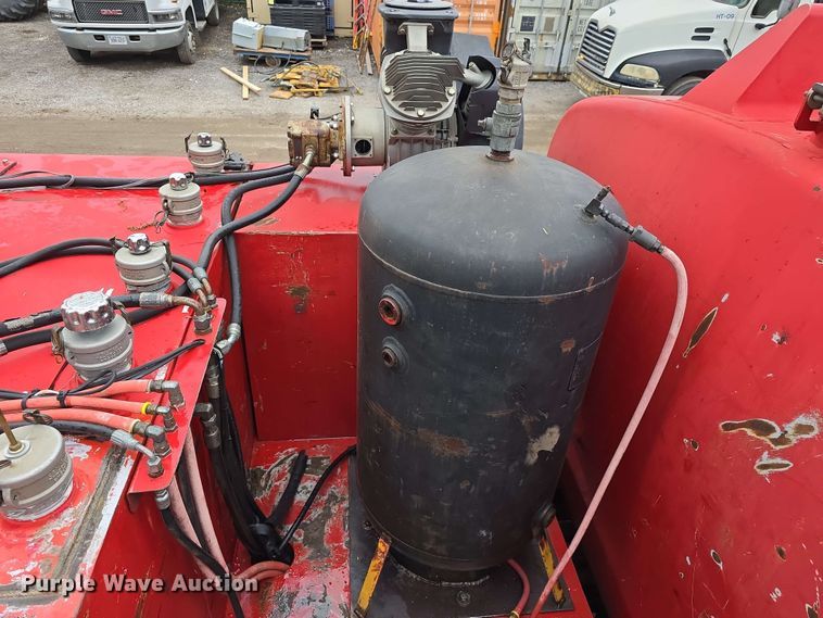 image for item DT6827 2000 Mack RD690S fuel / lube truck