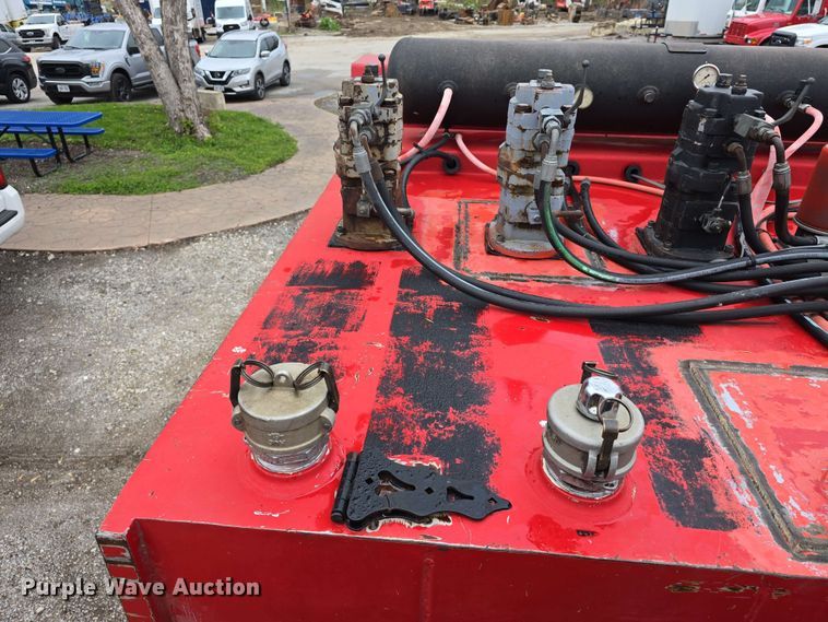 image for item DT6827 2000 Mack RD690S fuel / lube truck