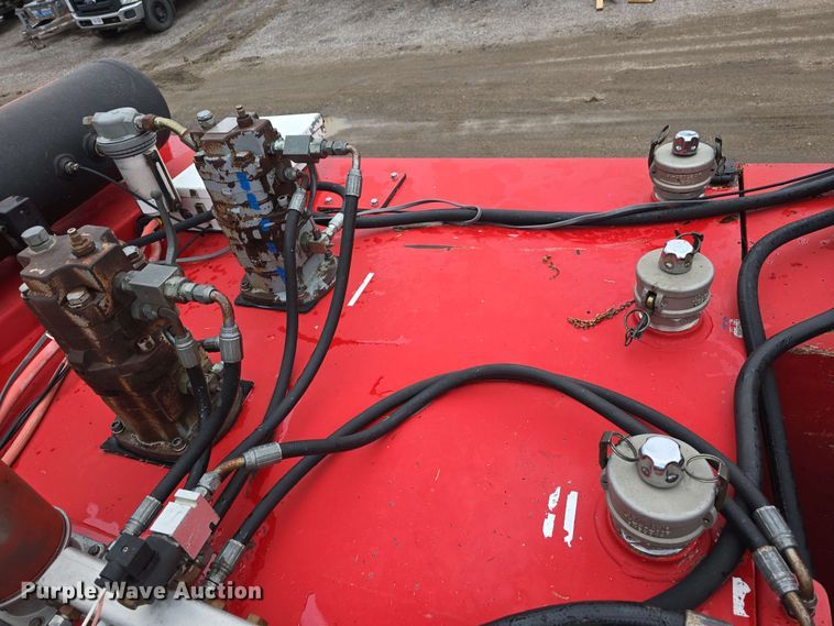 image for item DT6827 2000 Mack RD690S fuel / lube truck