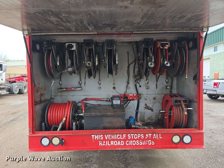 image for item DT6827 2000 Mack RD690S fuel / lube truck