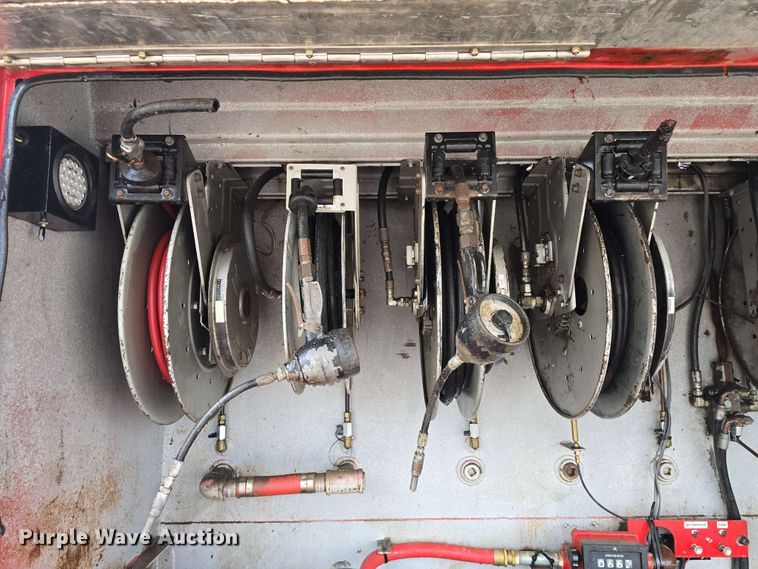 image for item DT6827 2000 Mack RD690S fuel / lube truck