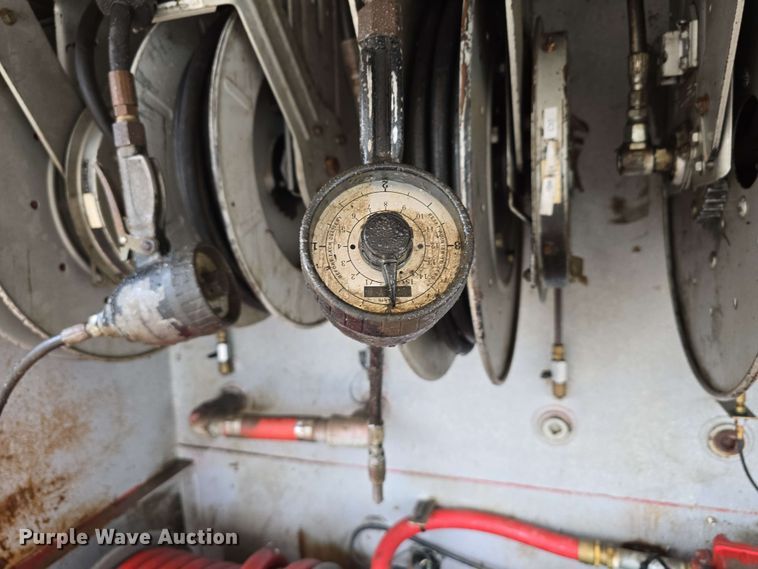 image for item DT6827 2000 Mack RD690S fuel / lube truck