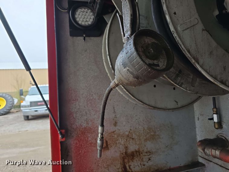 image for item DT6827 2000 Mack RD690S fuel / lube truck